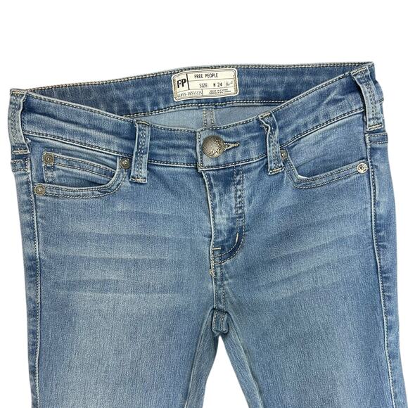 Free People Flare Jeans Light Wash Raw Hem Low Rise Denim size 24 Short Petite - Picture 2 of 6